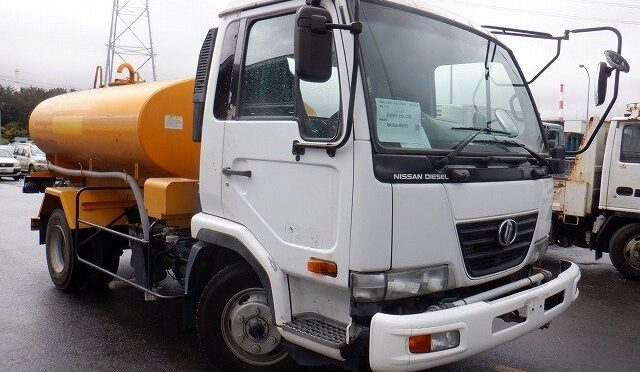 アフリカの物流を支える中型トラック：日産 コンドル（PB-MK35A）をザンビアへ輸出しました